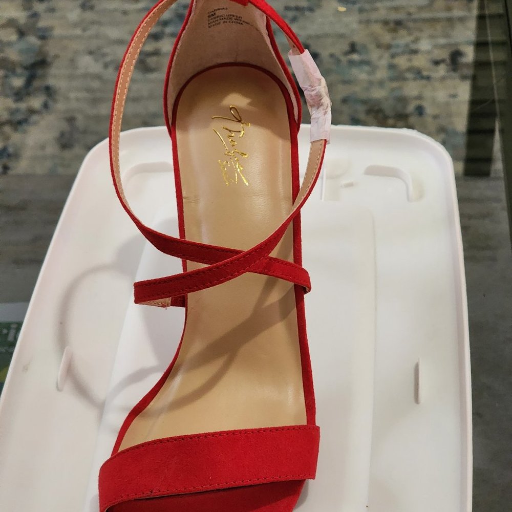 Thalia Sodi, red suede